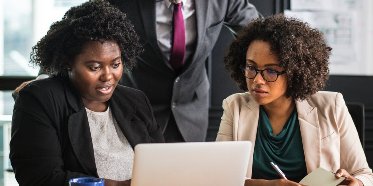 2 millennial women working on their new online training