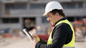 worker doing online workplace violence training