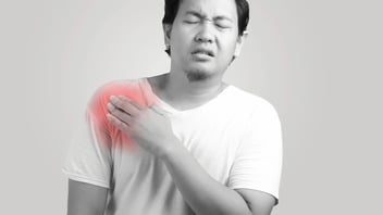 man with shoulder pain
