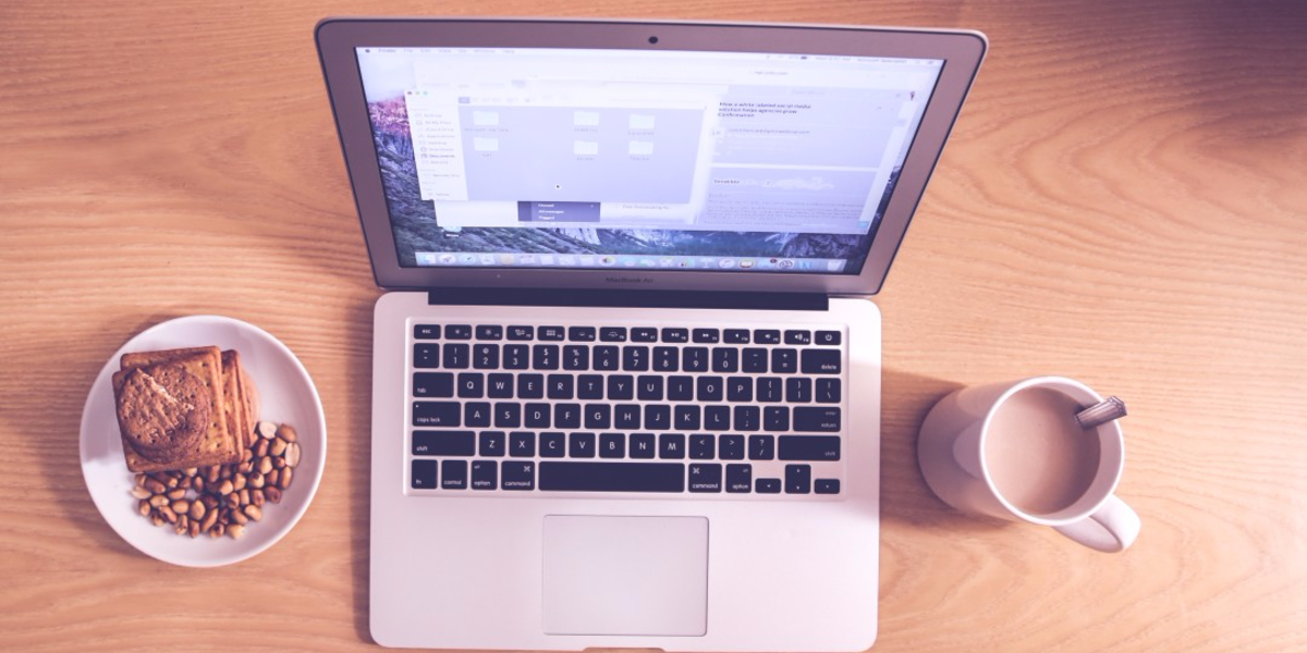 computer_with_coffee_at_desk.png
