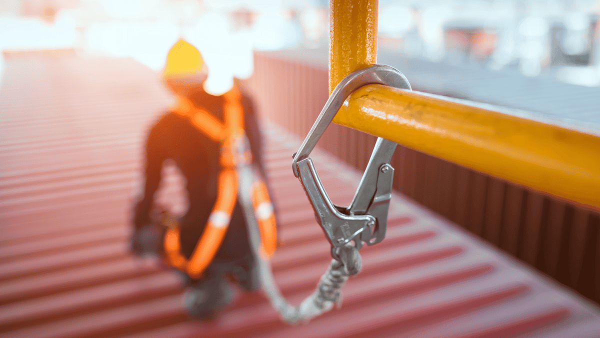 a worker properly hooked up to a scaffold