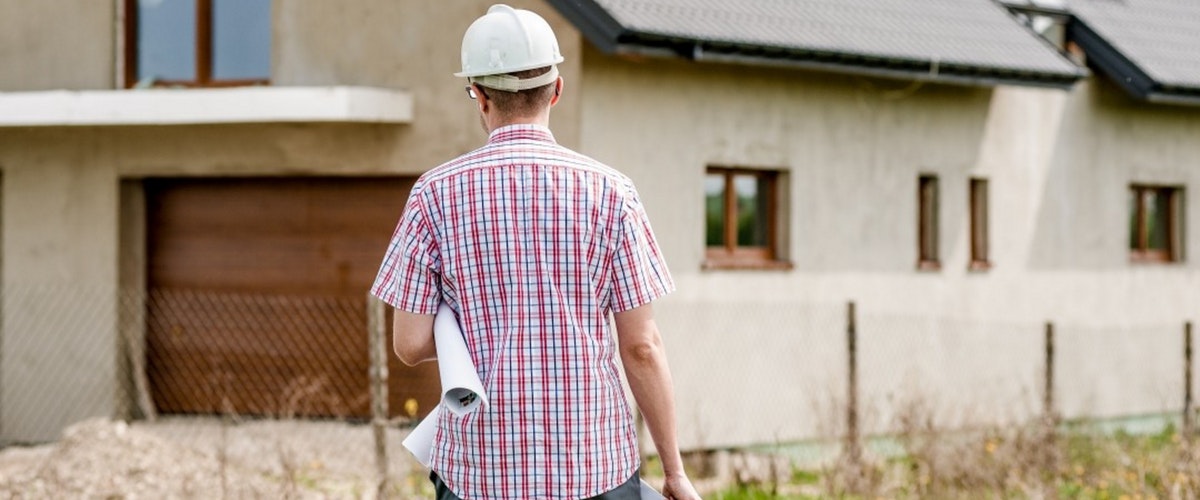 employee walking onto job site - blog image