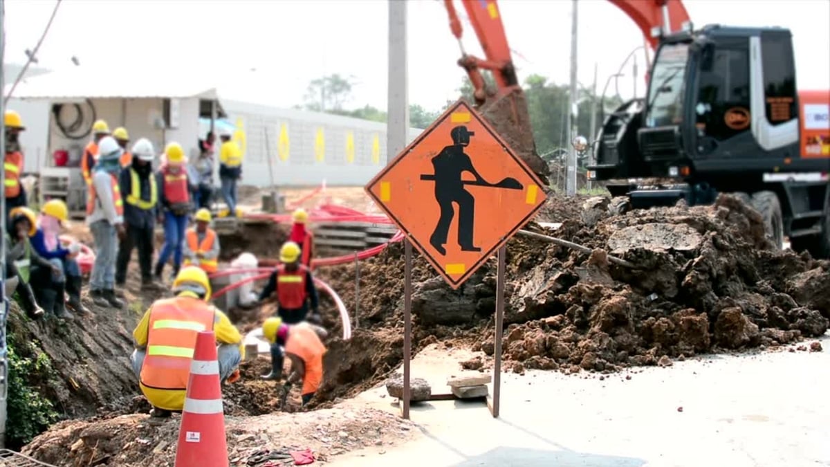 employees working on a construction site