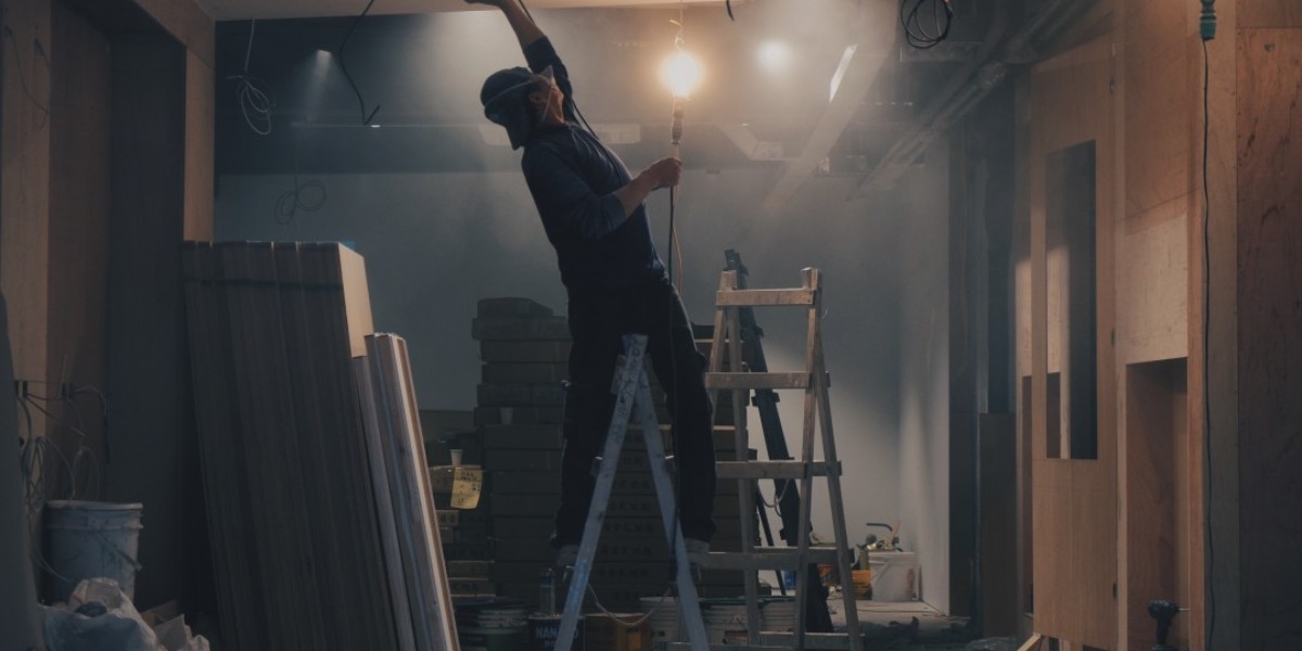 man on ladder - ladder safety tips - November 2018