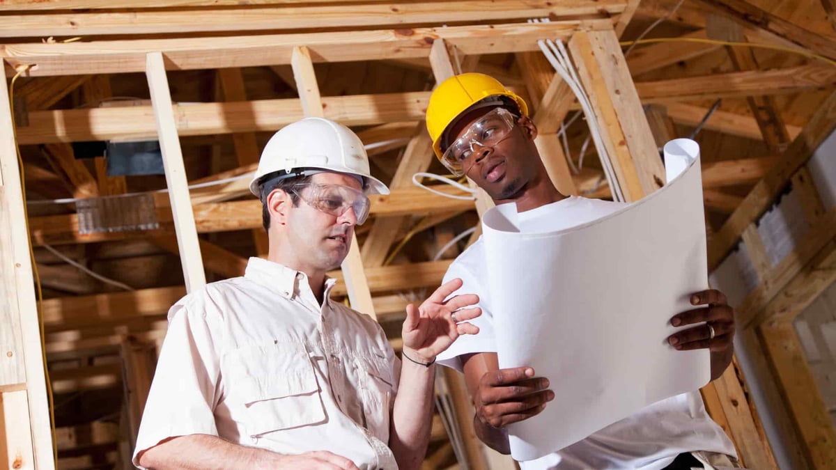 two workers communicating - example of effective leadership
